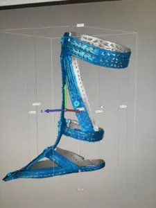 Modello 3D di sandalo con dettagli traforati visualizzato in software CAD
